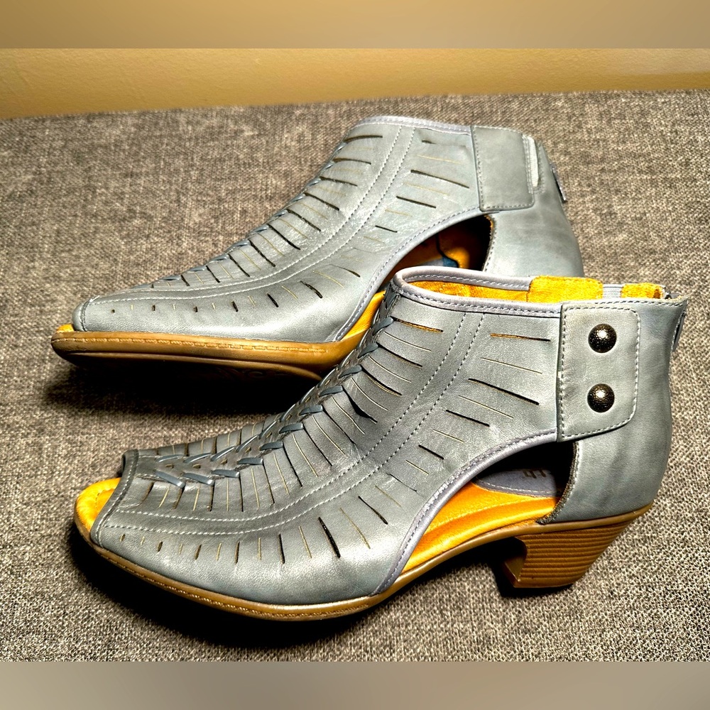 Earth Vicki Women's Close Back / Open Toe Sandal Size 11